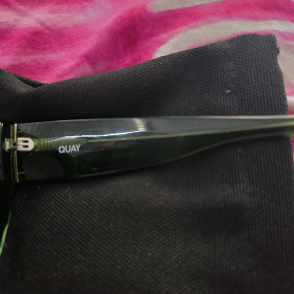 Quay Green Sunglasses WORN ONCE - Picture 4 of 5